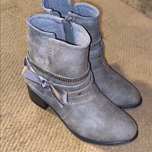 Like new girls size 13  ankle boots